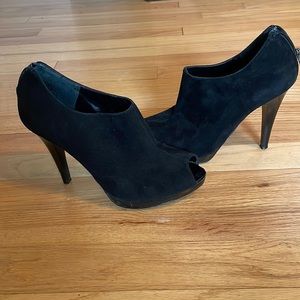 Nine West Women’s size 6.5 black suede peep toe high heel with zipper back